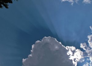 Ein bild mit blauem Himmel und Wölkchen