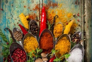 Bild mit arrangierten bunten Gewürzen