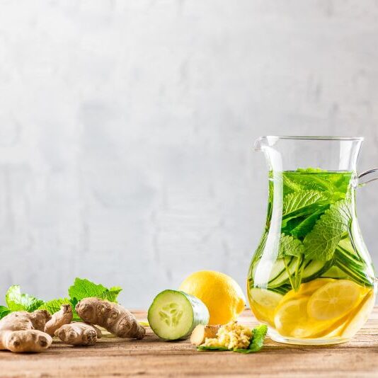Detox Getränk aus Ingwer, Zitrone, Gurke, Minze, Melisse - Infused Water - Schlankwasser - Superdrink - Superfood - Powerdrink